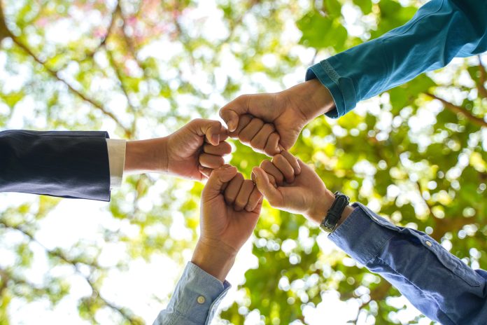 Responsabilidade social é a prática de empresas e indivíduos adotarem comportamentos éticos e ações voluntárias que beneficiam a sociedade e o meio ambiente, indo além das obrigações legais. 