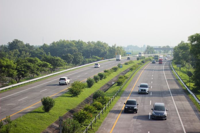 Carros transitando livremente em rodovia, após implementação da nova resolução do free flow