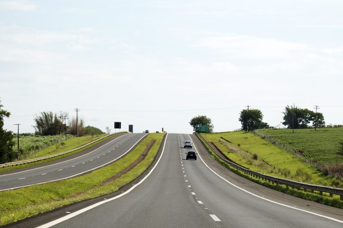 Veículos transitando por rodovia no Brasil