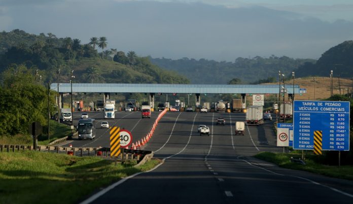 Praça de pedágio em rodovia do Brasil, com placa que indica o valor da tarifa