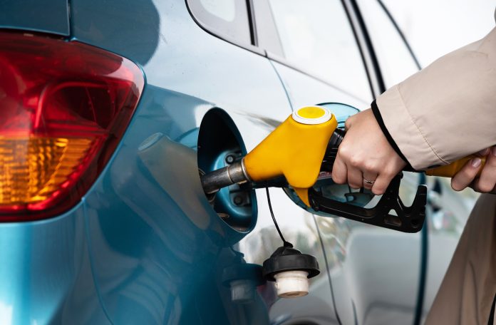 Abastecendo carro em posto de gasolina