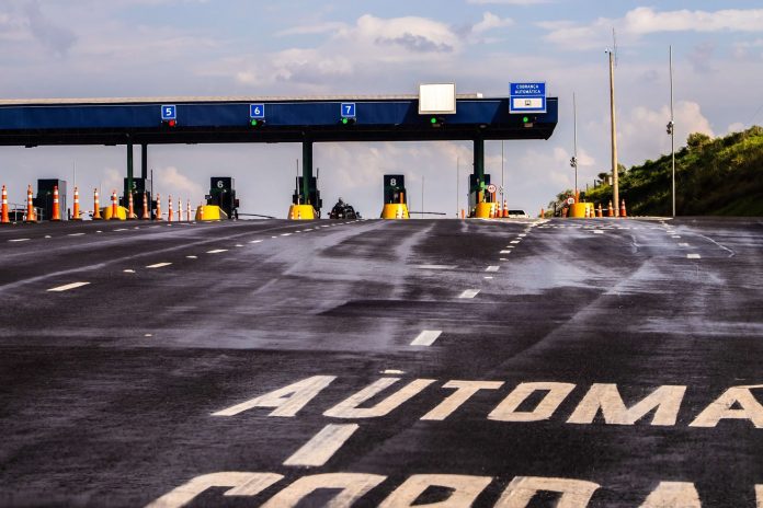 Veículo passando por pedágio eletrônico em rodovia